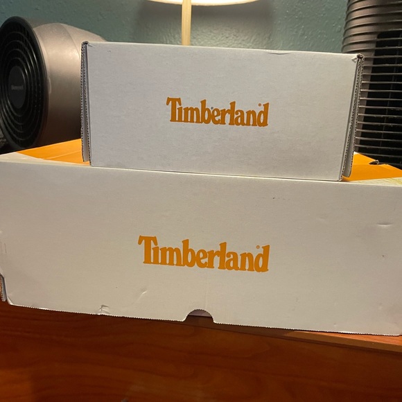 A pair of 6.5 Women or Men’s black Timberland Boots! - Picture 2 of 7